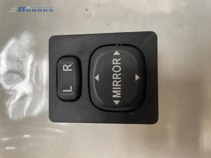 Używane Przelacznik lusterka Toyota RAV4 (A2) 2.0 D-4D 16V 4x4 Cena € 25,00 Procedura marży oferowane przez Autobedrijf Brooks