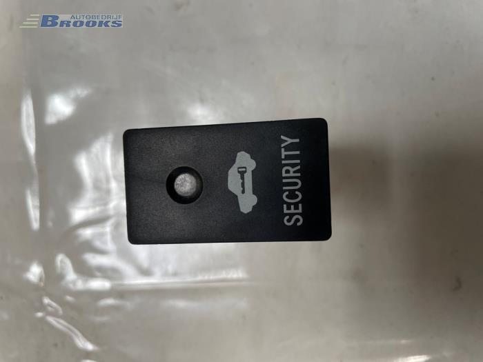 Usados Módulo de control de luces Toyota RAV4 (A2) 2.0 16V VVT-i 4x4 Precio € 20,00 Norma de margen ofrecido por Autobedrijf Brooks