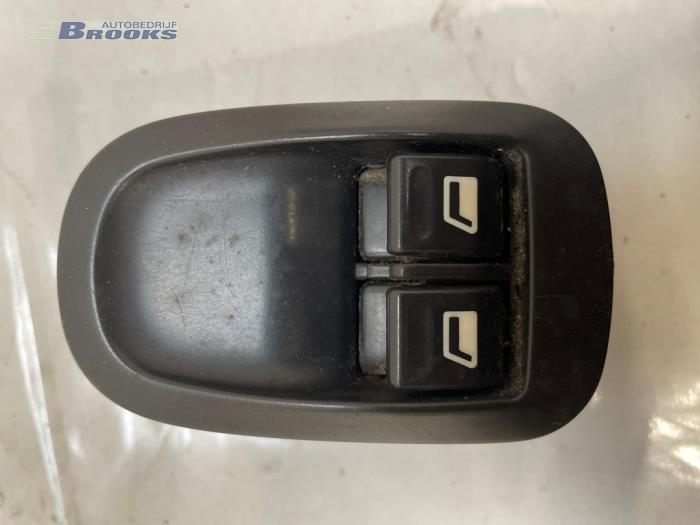 Usados Interruptor de ventanilla eléctrica Peugeot 206 SW (2E/K) 1.4 Precio € 10,00 Norma de margen ofrecido por Autobedrijf Brooks