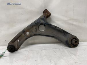 Begagnade Främre gaffelben, vänster Peugeot 107 1.0 12V Pris € 15,00 Marginaltabell erbjuds av Autobedrijf Brooks