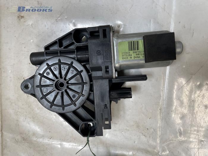 Usados Motor de ventanilla de puerta Jeep Compass II (MP) 1.3 4XE 240 16V 4x4 Precio € 60,00 Norma de margen ofrecido por Autobedrijf Brooks