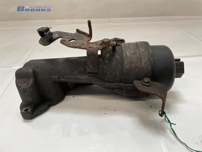 Gebrauchte Ölfiltergehäuse Peugeot 207 CC (WB) 1.6 16V Preis € 30,00 Margenregelung angeboten von Autobedrijf Brooks