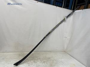 Usados Embellecedor de techo derecha Mercedes C (W205) C-180 1.6 16V Precio € 65,00 Norma de margen ofrecido por Autobedrijf Brooks