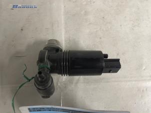 Used Windscreen washer pump Landrover Discovery IV (LAS) 3.0 TD V6 24V Price € 15,00 Margin scheme offered by Autobedrijf Brooks
