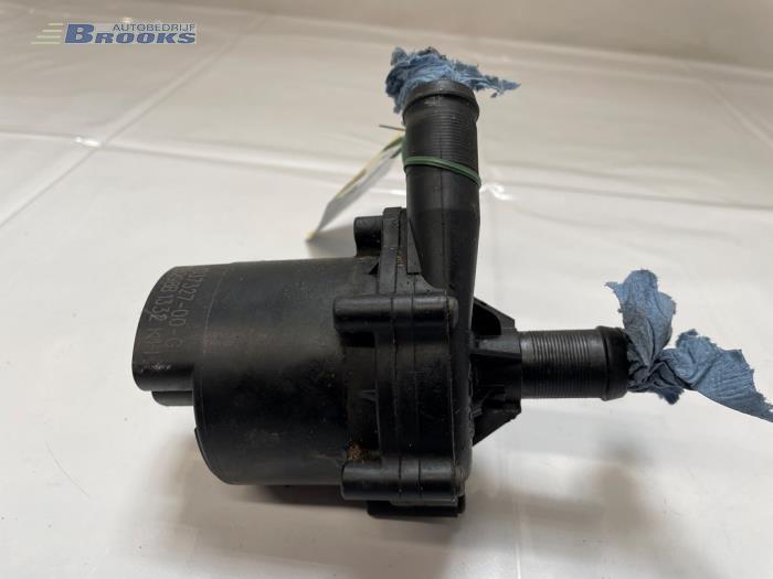 Begagnade Extra vattenpump Tesla Model S 100D Pris € 60,00 Marginaltabell erbjuds av Autobedrijf Brooks