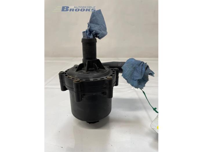 Begagnade Extra vattenpump Tesla Model S 100D Pris € 60,00 Marginaltabell erbjuds av Autobedrijf Brooks