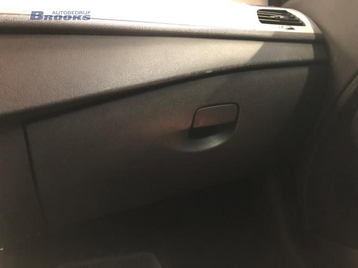 Begagnade Handskfack Renault Megane III Berline (BZ) 1.5 dCi 110 Pris € 25,00 Marginaltabell erbjuds av Autobedrijf Brooks