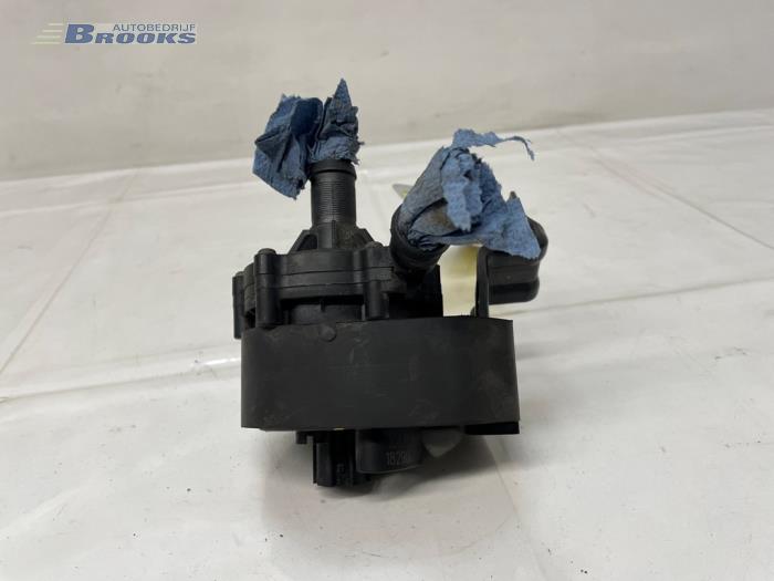 Begagnade Extra vattenpump Tesla Model S 100D Pris € 50,00 Marginaltabell erbjuds av Autobedrijf Brooks