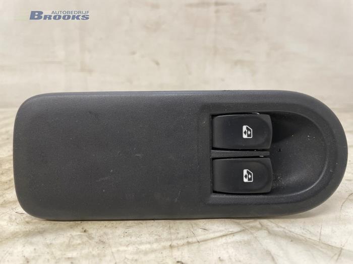 Usados Interruptor de ventanilla eléctrica Renault Clio III (BR/CR) 1.2 16V TCe 100 Precio € 10,00 Norma de margen ofrecido por Autobedrijf Brooks