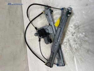 Begagnade Fönstermekanism, 2-dörrars, vänster fram Renault Clio III (BR/CR) 1.2 16V TCe 100 Pris € 35,00 Marginaltabell erbjuds av Autobedrijf Brooks