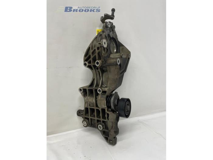 Usagé Support dynamo haut Skoda Fabia II Combi 1.2 TDI 12V Greenline Prix € 25,00 Règlement à la marge proposé par Autobedrijf Brooks