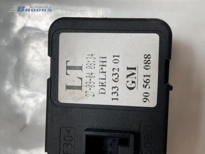 Usados Interruptor de ventanilla eléctrica Opel Zafira (F75) 1.6 16V Precio € 5,00 Norma de margen ofrecido por Autobedrijf Brooks