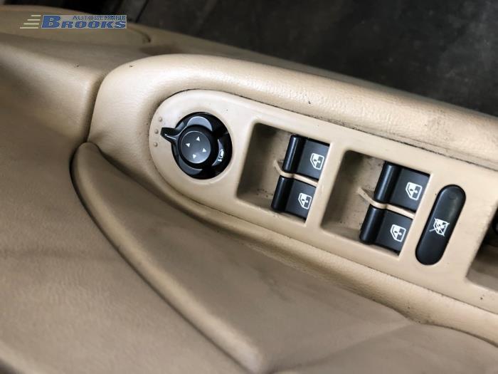 Usados Interruptor de ventanilla eléctrica Alfa Romeo 159 Sportwagon (939BX) 2.4 JTDm 20V Precio € 50,00 Norma de margen ofrecido por Autobedrijf Brooks