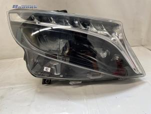 Używane Reflektor prawy Mercedes EQV 300 Cena na żądanie oferowane przez Autobedrijf Brooks