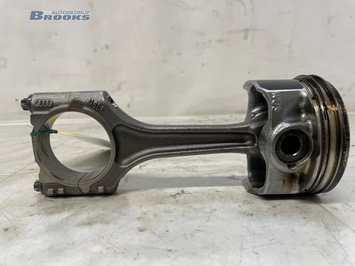 Usagé Piston Audi RS 3 Sportback (8VA/8VF) 2.5 TFSI 20V Quattro Prix € 200,00 Règlement à la marge proposé par Autobedrijf Brooks