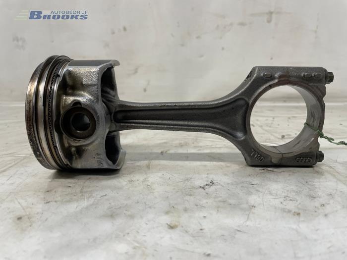 Usagé Piston Audi RS 3 Sportback (8VA/8VF) 2.5 TFSI 20V Quattro Prix € 200,00 Règlement à la marge proposé par Autobedrijf Brooks