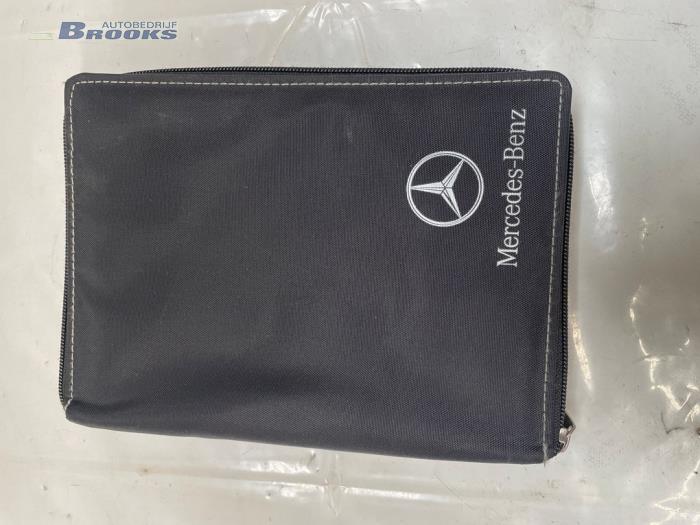 Używane Instrukcja Mercedes C (W204) 3.0 C-320 CDI V6 24V Cena € 25,00 Procedura marży oferowane przez Autobedrijf Brooks