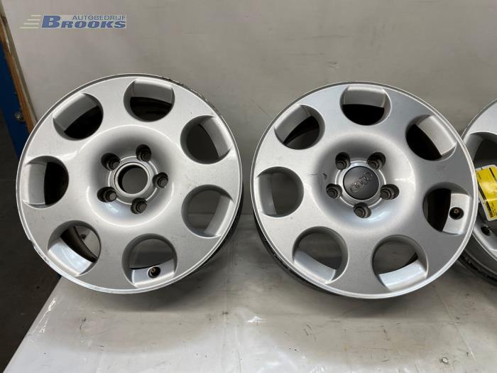 Juego de llantas deportivas de un Audi A3 (8P1) 1.4 TFSI 16V 2009