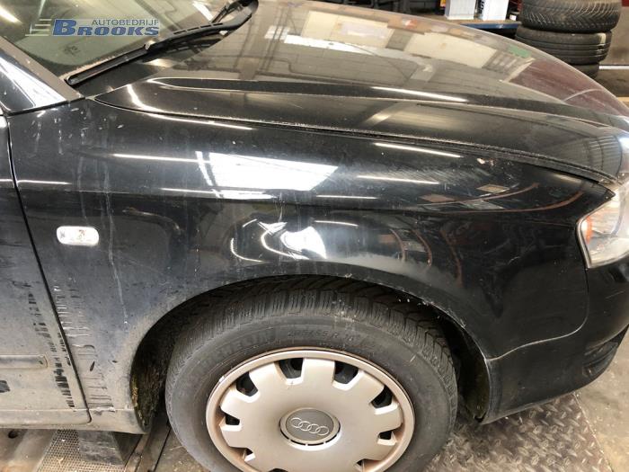 Używane Blotnik prawy przód Audi A4 Avant (B7) 2.0 TDI 16V Cena € 60,00 Procedura marży oferowane przez Autobedrijf Brooks