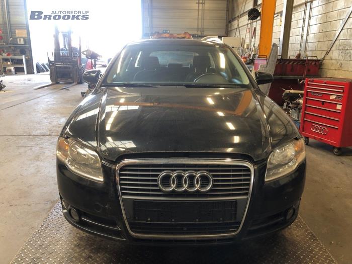 Używane Panel przedni Audi A4 Avant (B7) 2.0 TDI 16V Cena € 70,00 Procedura marży oferowane przez Autobedrijf Brooks