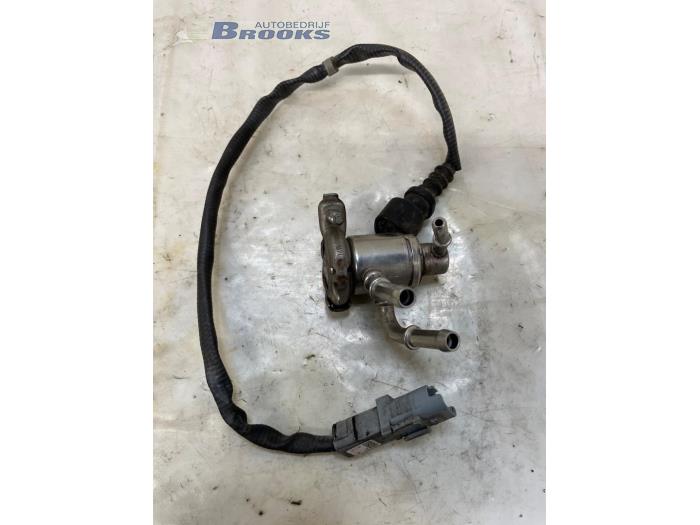 Usados Inyector Adblue Renault Trafic (1FL/2FL/3FL/4FL) 2.0 dCi 16V 150 Precio € 95,00 Norma de margen ofrecido por Autobedrijf Brooks