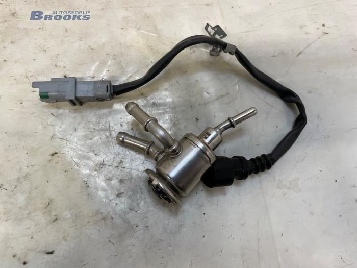 Usados Inyector Adblue Renault Trafic (1FL/2FL/3FL/4FL) 2.0 dCi 16V 150 Precio € 95,00 Norma de margen ofrecido por Autobedrijf Brooks