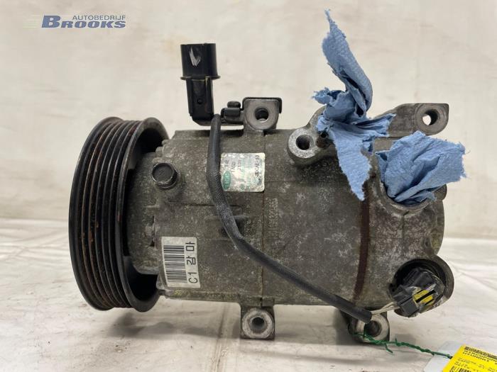 Usagé Compresseur de clim Hyundai i30 Wagon (GDHF5) 1.6 GDI Blue 16V Prix € 60,00 Règlement à la marge proposé par Autobedrijf Brooks