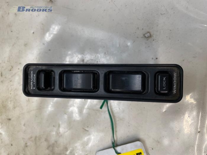 Usados Interruptor de ventanilla eléctrica Suzuki Vitara Cabrio (ET/TA) 1.6i Precio € 25,00 Norma de margen ofrecido por Autobedrijf Brooks
