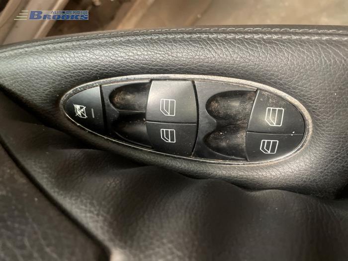 Usados Interruptor de ventanilla eléctrica Mercedes E Combi 4-matic (S211) 3.0 E-320 CDI 24V Precio € 20,00 Norma de margen ofrecido por Autobedrijf Brooks
