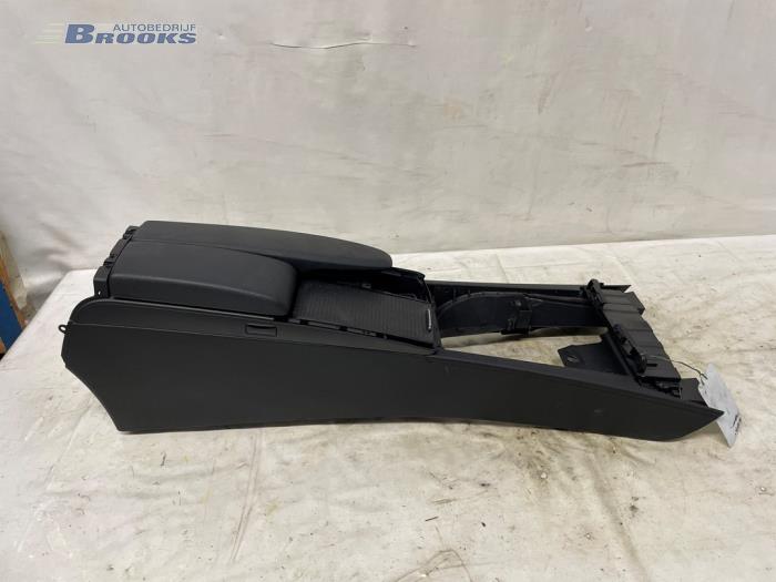 Usagé Console central Mercedes C (W204) 3.0 C-320 CDI V6 24V Prix € 55,00 Règlement à la marge proposé par Autobedrijf Brooks