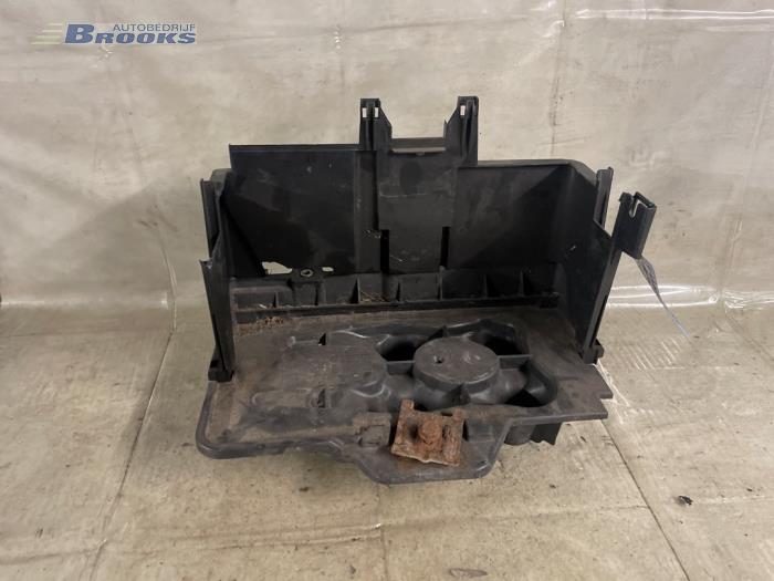 Caja de batería de un Volkswagen Golf IV (1J1) 1.9 TDI 2001