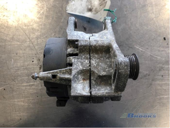Dynamo van een Volkswagen Polo III Classic (6KV2) 1.6i 75 1996