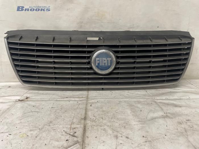Używane Grill Fiat Croma (194) 2.2 MPI 16V Cena € 40,00 Procedura marży oferowane przez Autobedrijf Brooks