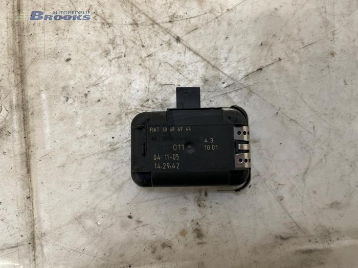 Begagnade Regnsensor Fiat Croma (194) 2.2 MPI 16V Pris € 25,00 Marginaltabell erbjuds av Autobedrijf Brooks