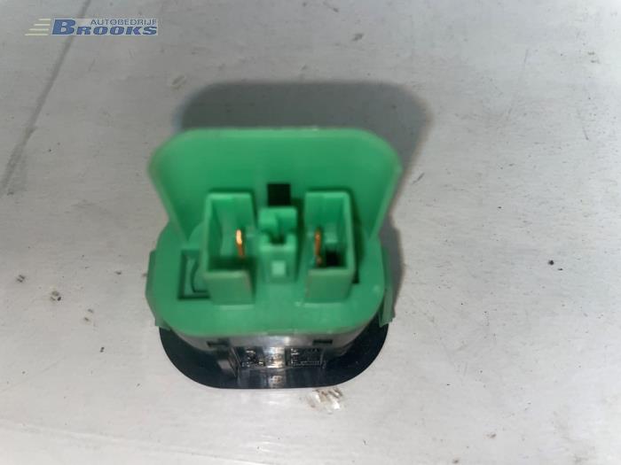 Tank cap cover switch from a Saab 9-5 Estate (YS3E) 3.0 TiD V6 24V 2002