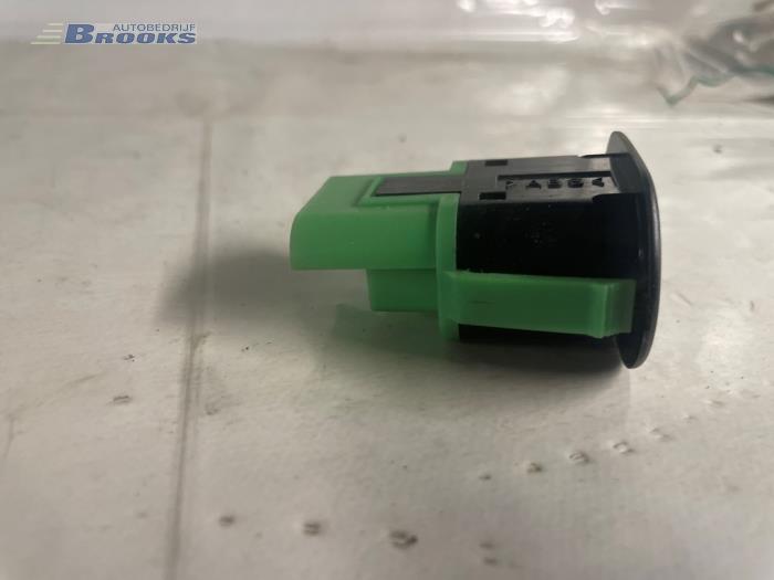 Tank cap cover switch from a Saab 9-5 Estate (YS3E) 3.0 TiD V6 24V 2002