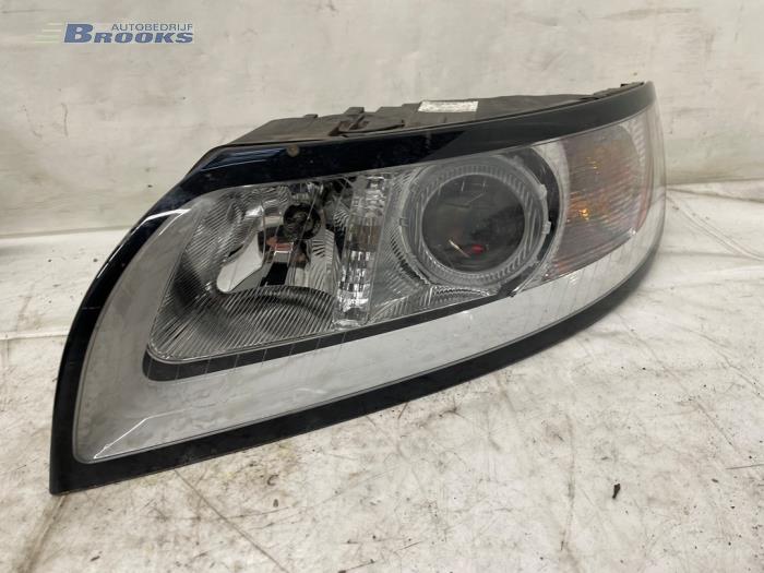 Używane Reflektor lewy Volvo V50 (MW) 1.6 16V Cena € 90,00 Procedura marży oferowane przez Autobedrijf Brooks