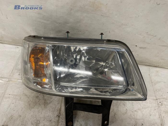 Używane Reflektor prawy Volkswagen Transporter/Caravelle T5 1.9 TDi Cena € 15,00 Procedura marży oferowane przez Autobedrijf Brooks