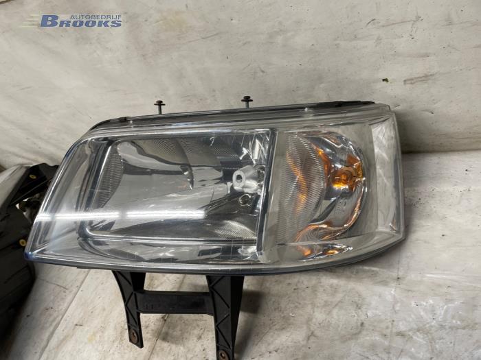 Używane Reflektor lewy Volkswagen Transporter/Caravelle T5 1.9 TDi Cena € 15,00 Procedura marży oferowane przez Autobedrijf Brooks