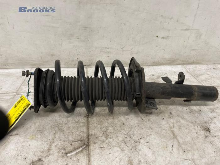 Używane Amortyzator prawy przód Ford Grand C-Max (DXA) 1.0 Ti-VCT EcoBoost 12V 125 Cena € 60,00 Procedura marży oferowane przez Autobedrijf Brooks