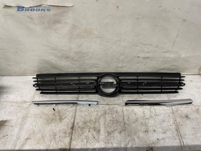 Nya Grill Opel Vivaro 1.9 DI Pris € 60,50 Inklusive moms erbjuds av Autobedrijf Brooks