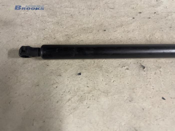 Rear gas strut, right from a Renault Laguna II Grandtour (KG) 2.2 dCi 150 16V 2003
