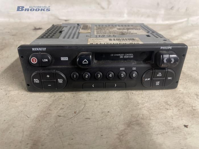 Radio/cassette player from a Renault Laguna I Grandtour (K56) 1.6 16V 1999