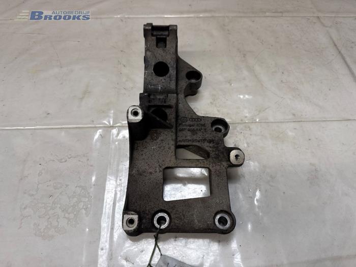 Usagé Support dynamo haut Volkswagen Golf V (1K1) 2.0 GTI 16V Prix € 20,00 Règlement à la marge proposé par Autobedrijf Brooks