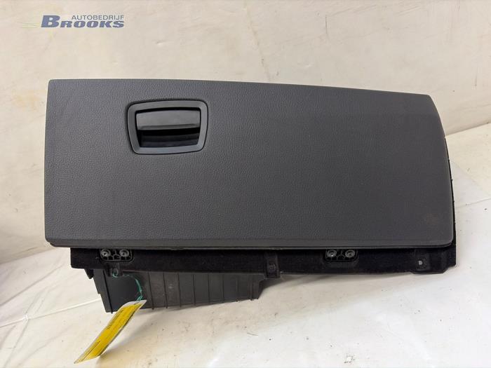 Begagnade Handskfack BMW 7 serie (F01/02/03/04) 750i,Li,LiS V8 32V Pris € 40,00 Marginaltabell erbjuds av Autobedrijf Brooks