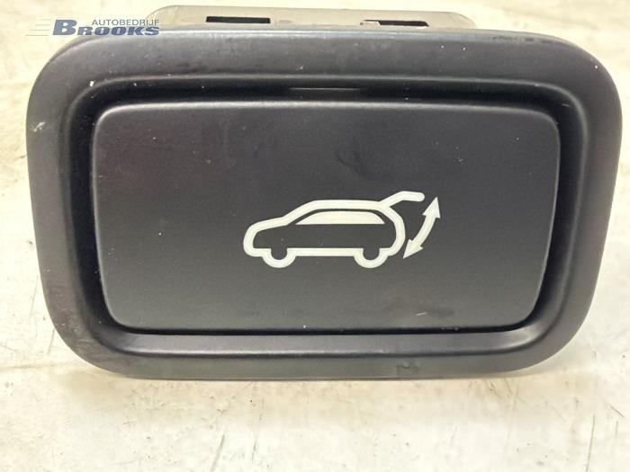 Bouton interrupteur ouverture du coffre