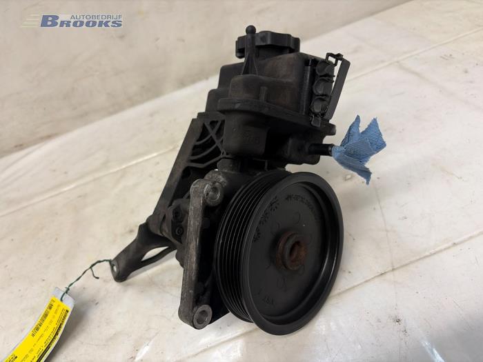 Usagé Pompe de direction Mercedes Sprinter 3t (906.61) 213 CDI 16V Prix € 80,00 Règlement à la marge proposé par Autobedrijf Brooks