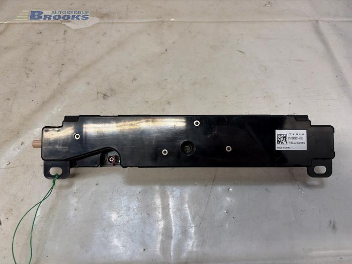 Usagé Module WiFi Tesla Model 3 Long Range, Performance AWD Prix € 15,00 Règlement à la marge proposé par Autobedrijf Brooks