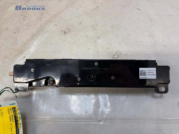Usagé Module WiFi Tesla Model 3 Long Range, Performance AWD Prix € 15,00 Règlement à la marge proposé par Autobedrijf Brooks