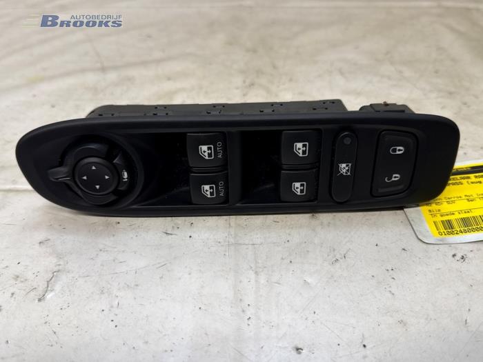 Usados Interruptor combinado de ventanillas Jeep Compass II (MP) 1.4 Multi Air2 16V Precio € 100,00 Norma de margen ofrecido por Autobedrijf Brooks